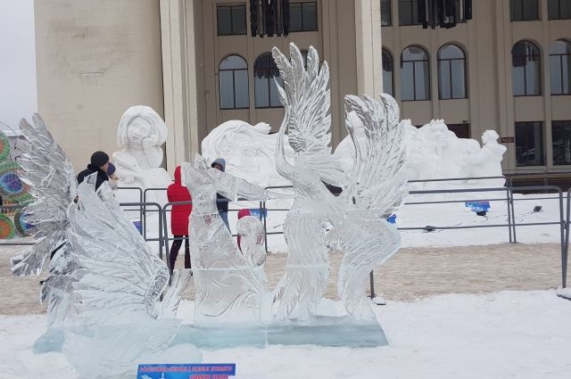 В Курске вандалы разрушили ледовые скульптуры на Театральной площади