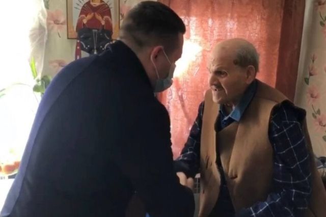 Депутат посетил ветеранов и вручил им подарки ко Дню защитника Отечества