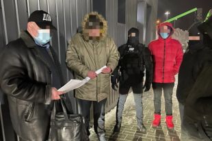 В Ровенской области на взятке задержали чиновника налоговой службы