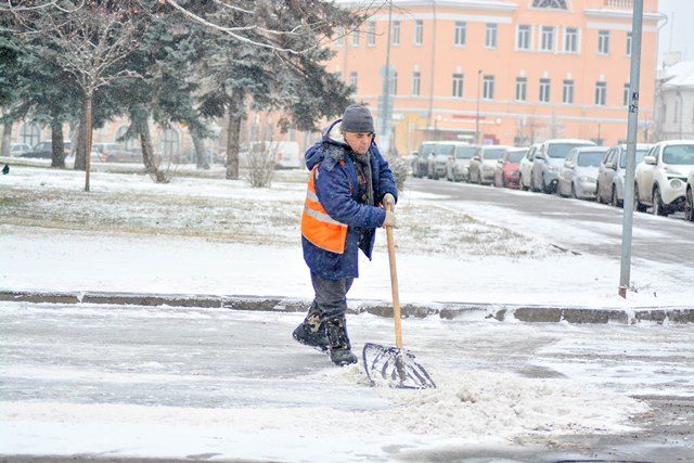 Почти 130 рабочих и более 120 единиц техники убирают улицы Тулы от снега