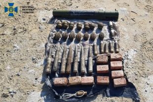 В Луганской области обнаружили два тайника с гранатами и взрывчаткой.