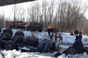 Водитель за рулем грузовика упал в Десну и погиб: появились подробности