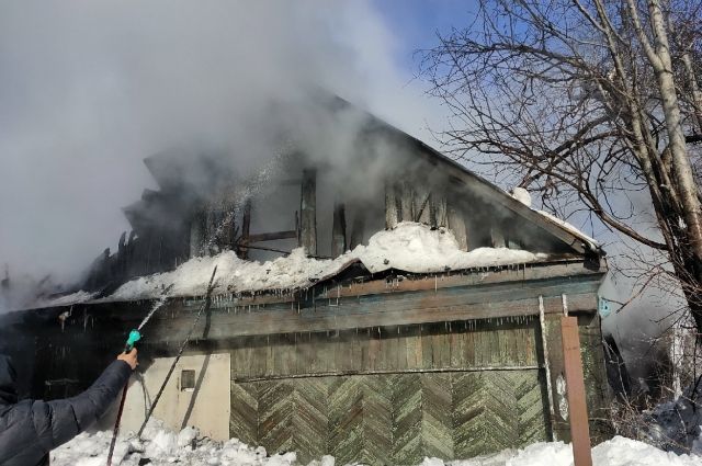 В Новосибирске, на улице Макетная, сгорел частный дом вместе с придомовыми постройками.