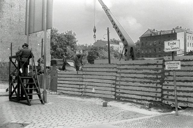 Строительство стены между восточной и западной частями Берлина, ставшей самым известным символом холодной войны, апрель 1967 г. Общая протяжённость стены составляла 155 км.