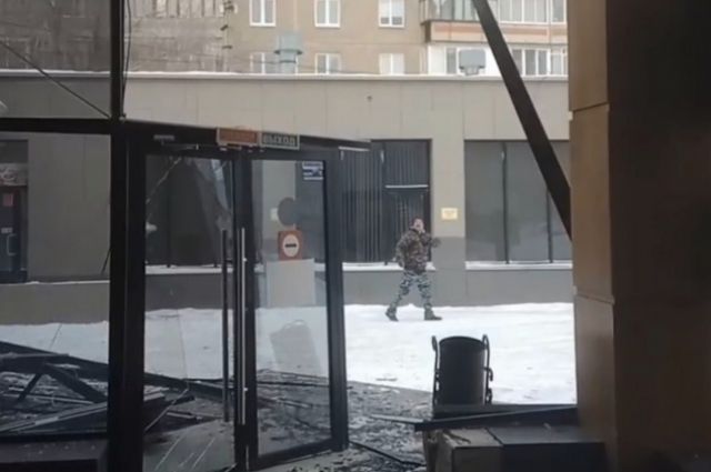 Фасад торгового центра в Магнитогорске обрушился из-за ветра