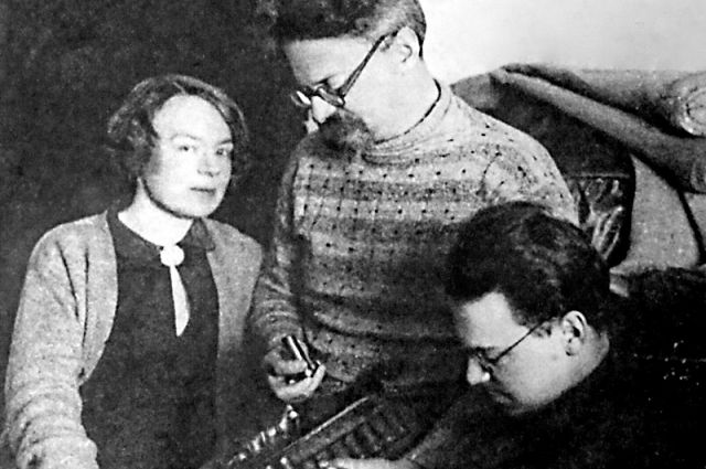 Лев Троцкий с женой Натальей и сыном Львом в ссылке в Алма-Ате.