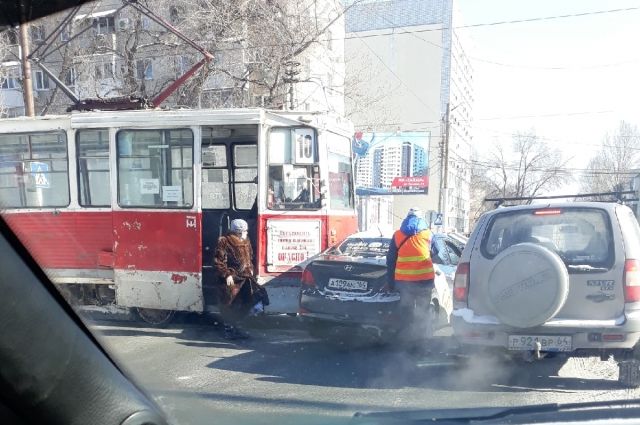 В Октябрьском районе Саратова трамвай протаранил такси