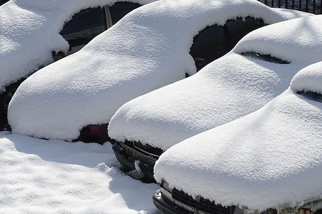 В Орске в снежном плену оказались несколько машин с детьми.