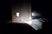 Грузовой автомобиль не смог преодолеть снежный сугроб на дороге в Оренбуржье.
