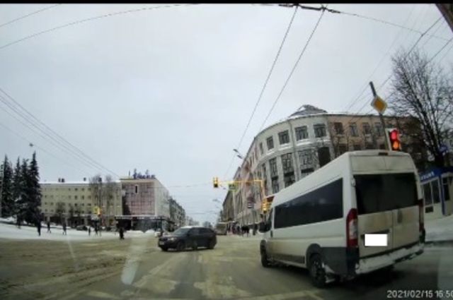 В Брянске водитель маршрутки нарушил ПДД, попал на запись видеорегистратора