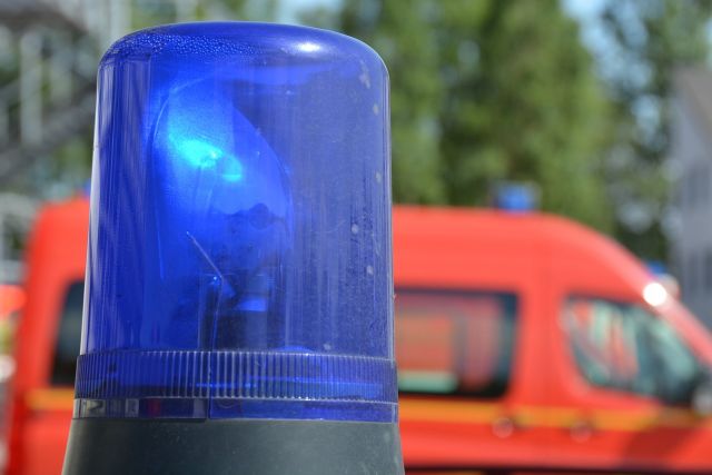 В Клинцах две пожарные машины тушили возгорание кровли жилого дома