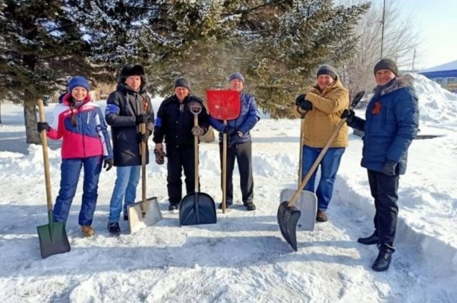 «Единая Россия» в Барнауле приняла участие в уборке мемориалов к 23 февраля