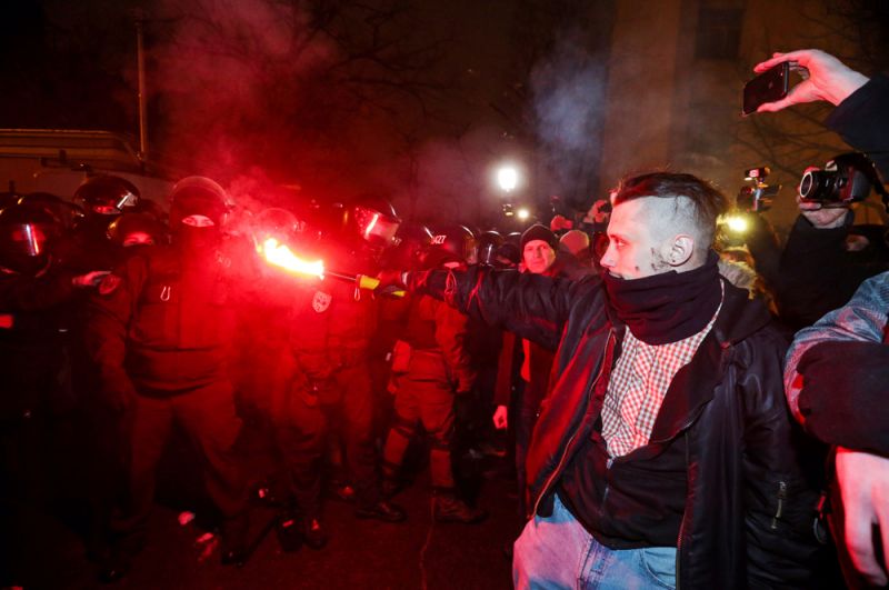 Сторонники националиста Сергея Стерненко устроили драку с правоохранителями во время митинга у здания администрации президента в Киеве.