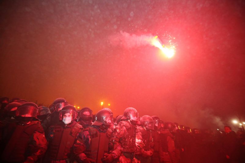 Сторонники националиста Сергея Стерненко устроили драку с правоохранителями во время митинга у здания администрации президента в Киеве.