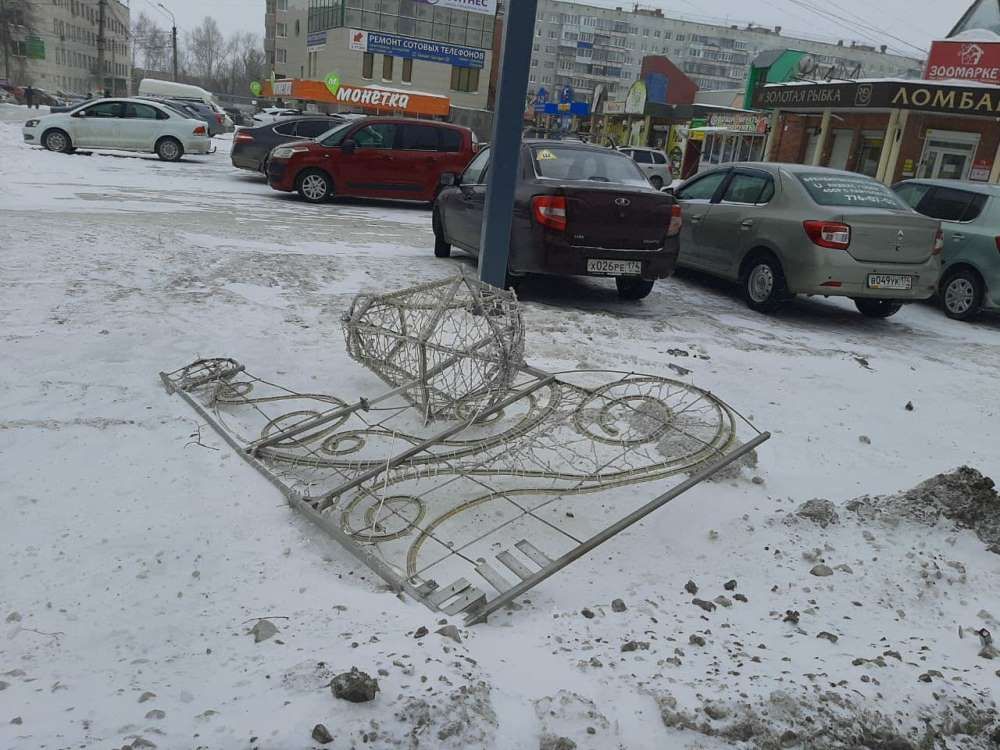 Шквалистый ветер в Челябинске сорвал новогодние украшения.