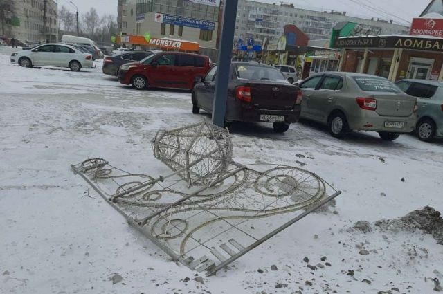 Ураганный ветер снес столб и повредил иллюминацию в Челябинске