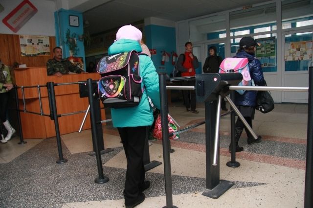 Новосибирцев заставляют оформить банковские карты для прохода детей в школу