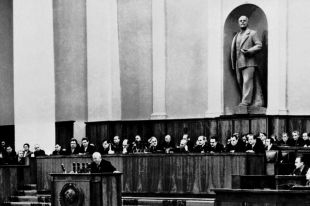 Никита Хрущев выступает на XX съезде КПСС. Репродукция из Центрального государственного архива кинофотодокументов СССР (ЦГАКФД СССР).