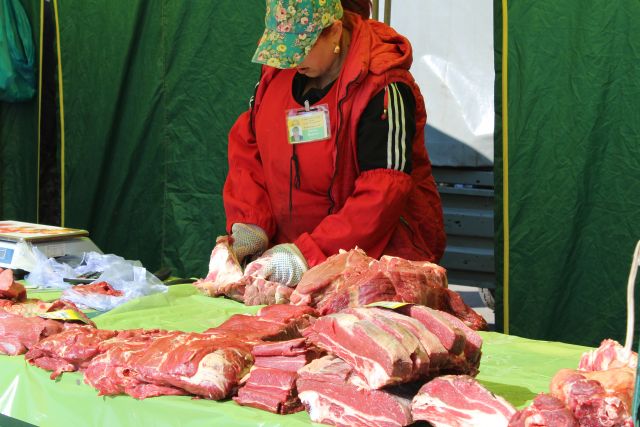 Продукцию кузбасских производителей можно купить на ярмарках, которые традиционно проводятся перед праздниками.