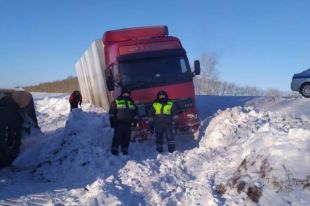 Фура застряла в снегу.