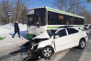 Иномарка врезалась во встречный автобус.
