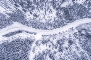 Из кювета машину вытаскивала техника индивидуальных предпринимателей.