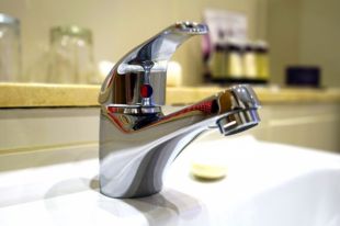 В селе Кумак вторые сутки нет воды в детском саду из-за неработающего насоса.