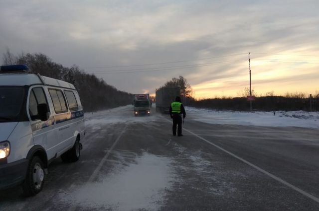 На Урале из-за плохой видимости на заснеженной трассе разбились люди