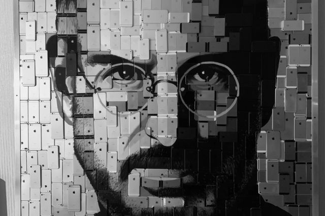 Местный художник сделал портрет Стива Джобса из 498 iPhone.