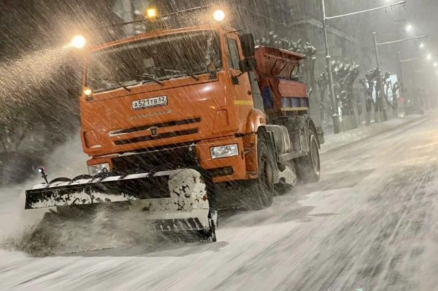 В четверг на уборку снега с улиц Рязани вышли четыре колонны техники