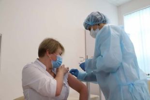 В Киеве за полтора часа вакцинировали 30 медицинских работников.