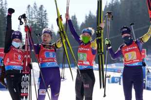 Сборная Украины празднует бронзу чемпионата мира.