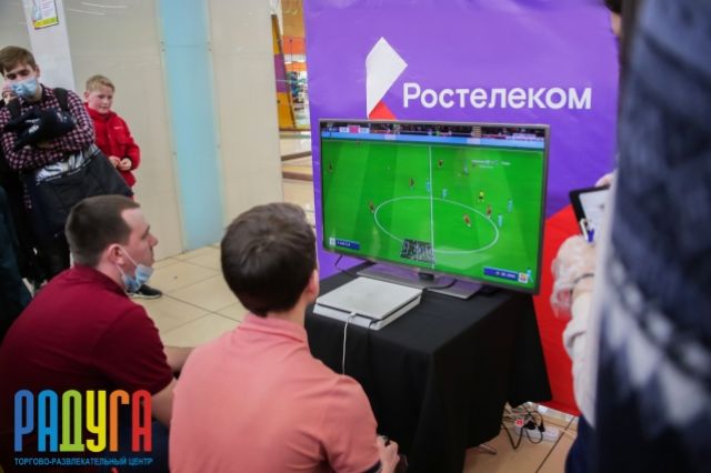 «Ростелеком» сыграл в FIFA с барнаульскими геймерами