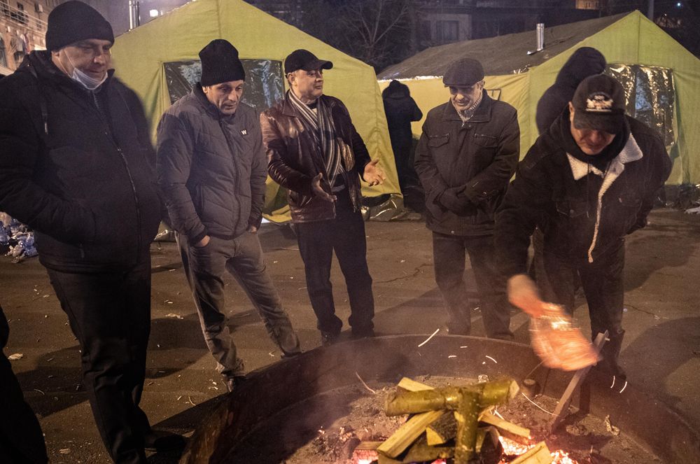 Оппозиционные активисты в палаточном лагере на проспекте Баграмяна у здания Национального собрания Армении в Еревaне.