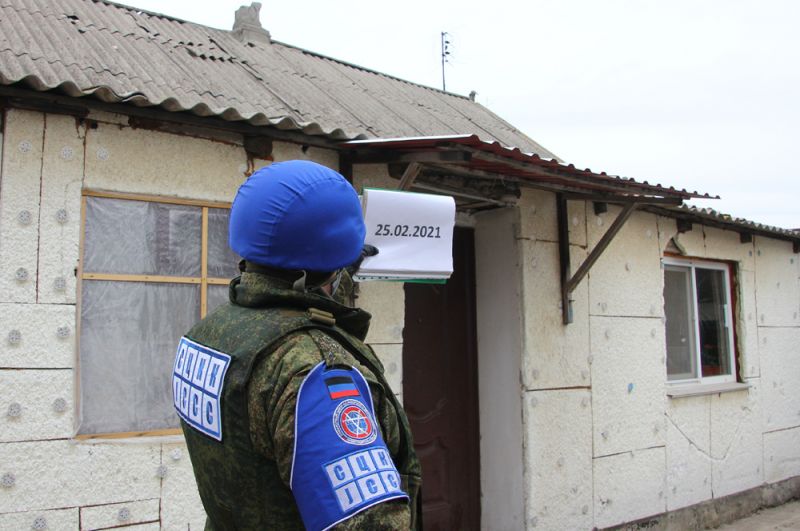 Представитель СЦКК ДНР фиксирует повреждения в поселке Еленовка.