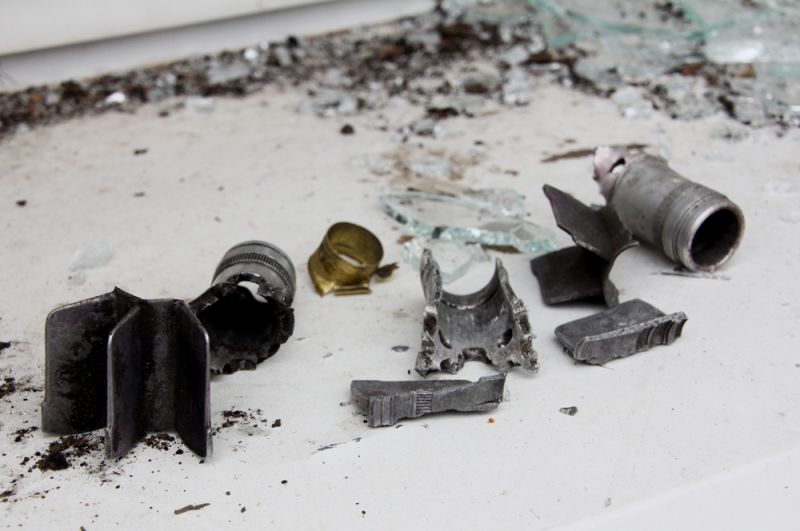 Осколки снарядов, разорвавшихся возле дома в поселке Еленовка.