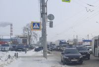 В Новосибирске, на улице Станционной, автобус столкнулся с двумя легковыми автомобилями Skoda и Hyundai, которые затормозили перед пешеходным переходом.