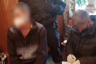 Полиция задержала мужчину, который насиловал падчерицу и продавал порно