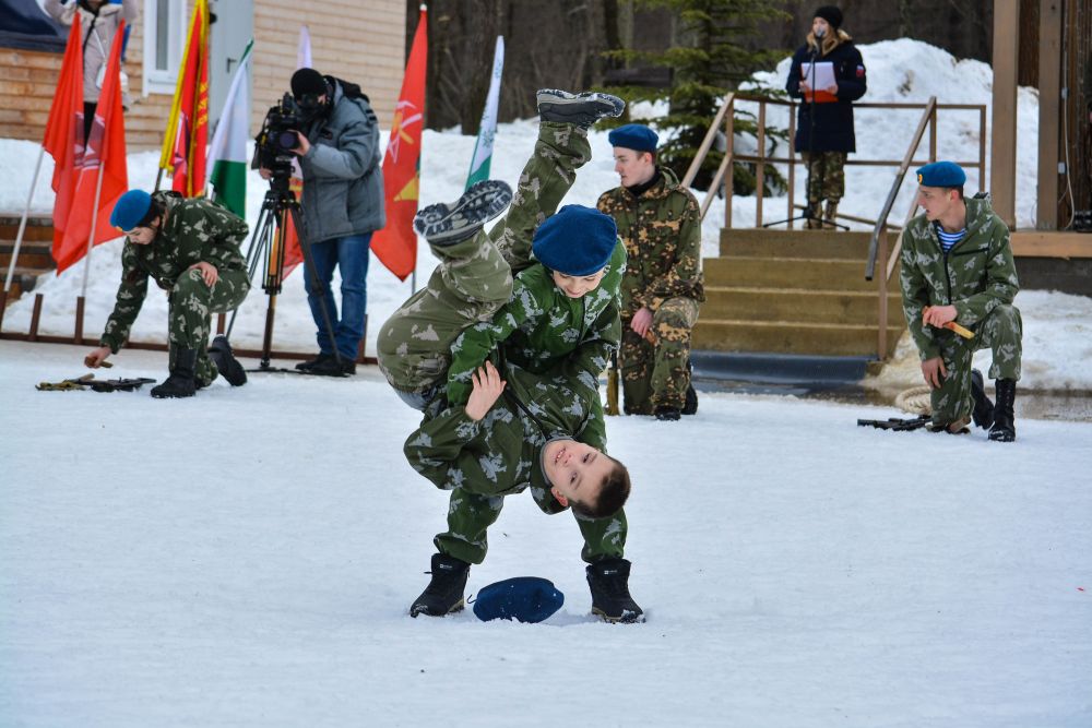 Русский марш бросков. Марш бросок. Марш бросок в берцах. Марш бросок спорт. Юнармейский ВПК морской пехотинец марш-бросок.