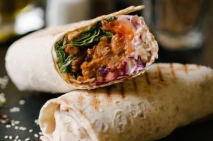 Готовим популярное блюдо дома: рецепт шаурмы с курицей