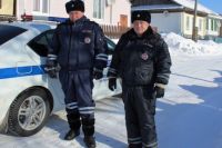 Капитан полиции Ильгиз Закрулин и старший лейтенант Евгений Игошев вывели людей из горящего дома.