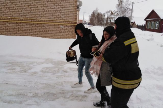 Такси застряло в снегах: оренбургские пожарные спасли беременную женщину