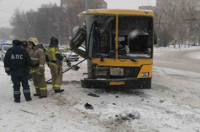 Четыре пассажира автобуса получили травмы в ДТП в Ижевске