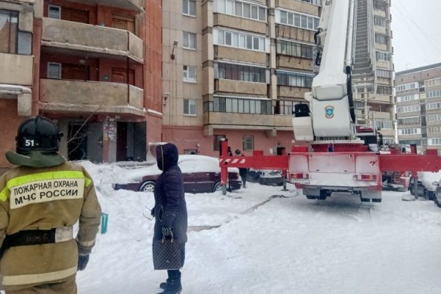 Жильцов 16-этажного дома эвакуировали из-за пожара в Магнитогорске