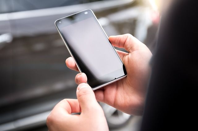 Таксист продал забытый пассажиркой телефон в Копейске