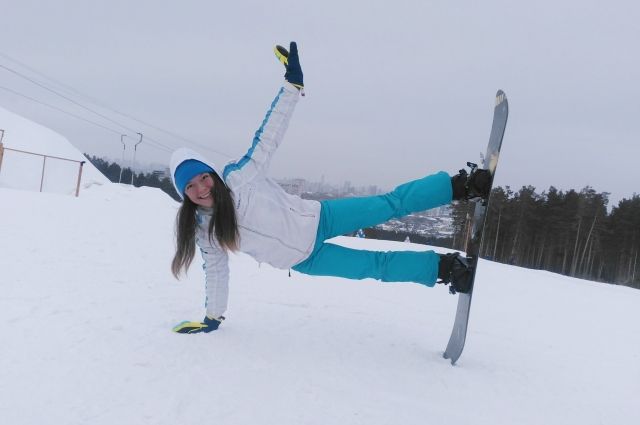 В Сочи сноубордистка спустилась по склону горы в купальнике