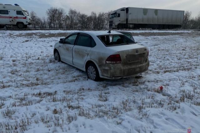 В Волгоградской области женщина на автомобиле вылетела с трассы в кювет