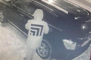 Пользователи соцсетей ломают голову, как мужчина умудрился снять стекло