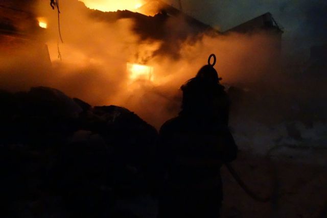В Хабаровске пожарные продолжают тушить крупное возгорание на заводе