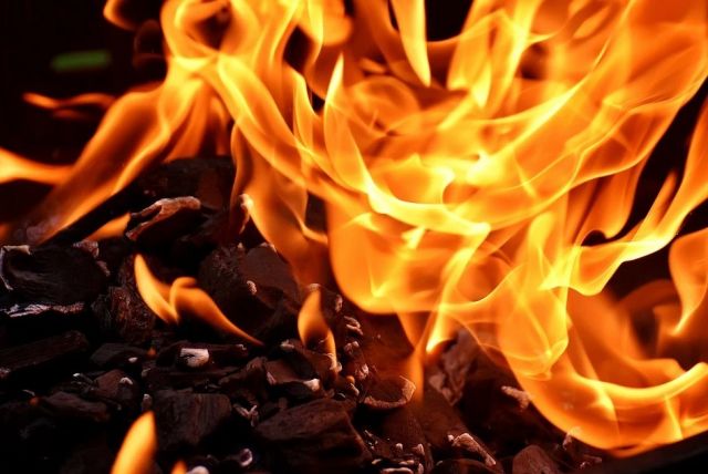 Четыре пожарные машины тушили возгорание жилого дома в Брянске